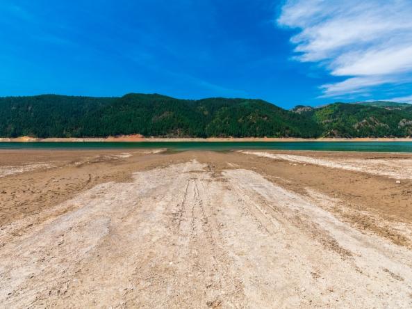Summer drought conditions are reflected in low water levels in Palisades reservoir near Alpine, Wyoming. Photo credit: T.Schofield, Shutterstock.