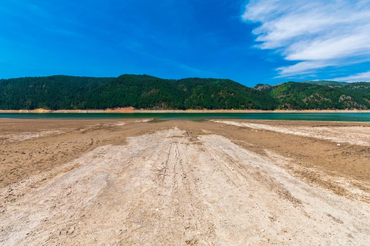 Summer drought conditions are reflected in low water levels in Palisades reservoir near Alpine, Wyoming. Photo credit: T.Schofield, Shutterstock.