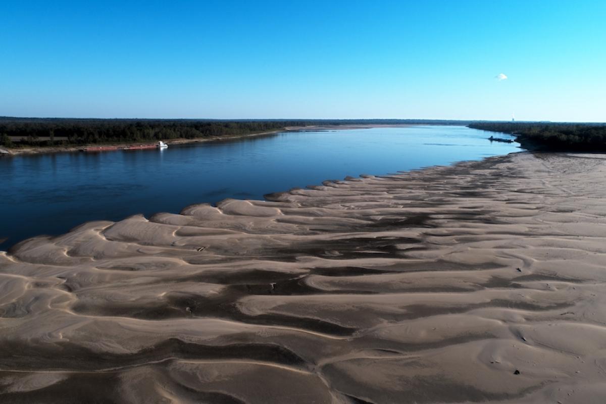 Low water on the Mississippi River. Photo credit: Justin Wilkens, Shutterstock.